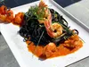 LINGUINE À L'ENCRE DE SEICHE, GAMBAS ET BISQUE DE CRUSTACES