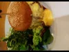 Burger, frites et salade